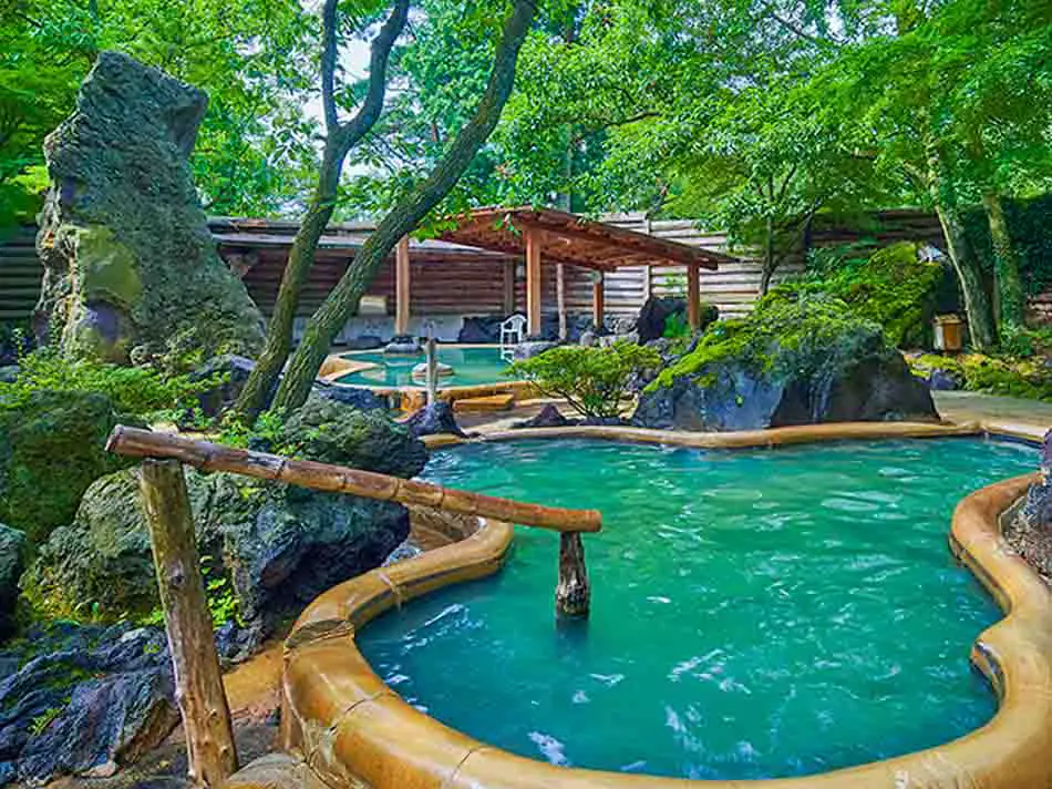 Aso Onsen Village - Arden Hotel Aso - Beautiful Onsen Town in Kyushu Near Kumamoto, Greenish open-air bath surrounded by natural stones and greenery