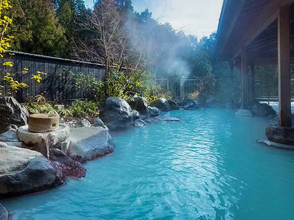 Unzen Onsen - Seiunsou - Best Onsen Towns in Kyushu Near Nagasaki, Beautiful onsen with dark blue water a wooden roof on the right