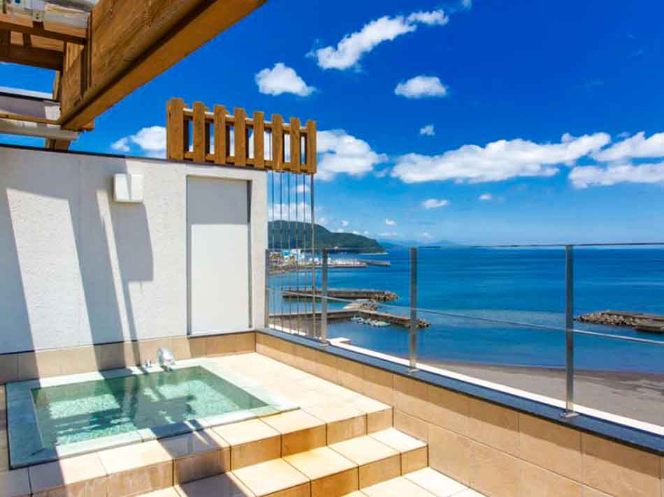 Kameya Rakan - Beautiful Beach Onsen Japan