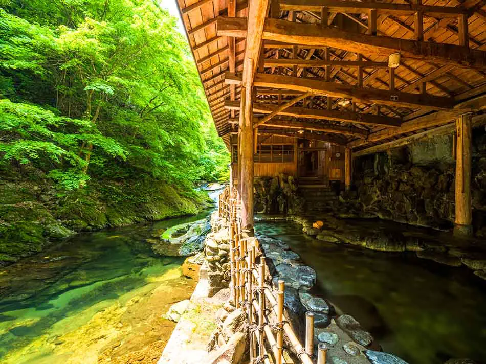 Yosenkaku Iwamtsu Ryokan - Onsen Next to River